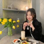 Luna Instagram – 유이언니 카페 응원하러 다녀옴🎶✨💫🧐
오마이갓 정말 맛이쬬.. 저 홀딱 반해버렸어요☺️ 
단백하고 새콤달콤한 요거트 맛집🍑🥭🫐 
두번 세번 갈테야🐶🐶 심지어 댕댕이 출입가능이라 
우리 아가들과 아이보리랑 잘 지내길 바라며😂😂 

#요거트맛집 #베리베리요거트 #후르츠요거트 강추!!
#바닐라러떼 사랑해욤 우유 너무 담백하고 비율 최고✨✨
#요커리저브청담 @yokr_r_chungdam 

@2u2_0109  언니는 정말 최고야 사랑해💖

카페주소는 ✔️
삼성동 25-9번지 삼성더하임 2차
1층 요커리저브 청담. 

여러부운 올해도 수고 많아쨔요 우리 2024년도 힘내보아요!
해피해피뉴이어💖💖💖💖