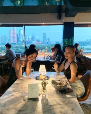 Luna Instagram - 중학교 시절 혜랑샘 수업에서 만나 함께 꿈에 대한 이야길 나누며 연습했던게 엊그제 같은데 언니는 지금까지 춤을 향한 꿈과 열정으로 성실히 자신의 길을 걸어가며 우리나라를 빛내는 최고의 실력파 멋진 댄서가 되어있었다. 몇달 전 세상에 공개 된 언니의 책을 읽고 뜨거워진 가슴을 움켜쥐며, 나의 길을 꾸준히 가야 겠다고 다짐하고 또 다짐했고 위로받았다. 

언니 우리가 나누었던 대화 그리고 나에게 해준 모든 말들이 다 값지고 힘이 되었어..진심으로 존경해요 언니의 모든 꿈을 항상 응원할게💓💓 @dancerdassy #내꿈을디자인하다 
#작가이인영 #Dancerdassylee