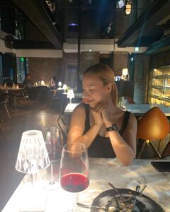 Luna Instagram - 중학교 시절 혜랑샘 수업에서 만나 함께 꿈에 대한 이야길 나누며 연습했던게 엊그제 같은데 언니는 지금까지 춤을 향한 꿈과 열정으로 성실히 자신의 길을 걸어가며 우리나라를 빛내는 최고의 실력파 멋진 댄서가 되어있었다. 몇달 전 세상에 공개 된 언니의 책을 읽고 뜨거워진 가슴을 움켜쥐며, 나의 길을 꾸준히 가야 겠다고 다짐하고 또 다짐했고 위로받았다. 언니 우리가 나누었던 대화 그리고 나에게 해준 모든 말들이 다 값지고 힘이 되었어..진심으로 존경해요 언니의 모든 꿈을 항상 응원할게💓💓 @dancerdassy #내꿈을디자인하다 #작가이인영 #Dancerdassylee