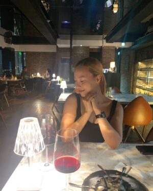 Luna Instagram - 중학교 시절 혜랑샘 수업에서 만나 함께 꿈에 대한 이야길 나누며 연습했던게 엊그제 같은데 언니는 지금까지 춤을 향한 꿈과 열정으로 성실히 자신의 길을 걸어가며 우리나라를 빛내는 최고의 실력파 멋진 댄서가 되어있었다. 몇달 전 세상에 공개 된 언니의 책을 읽고 뜨거워진 가슴을 움켜쥐며, 나의 길을 꾸준히 가야 겠다고 다짐하고 또 다짐했고 위로받았다. 

언니 우리가 나누었던 대화 그리고 나에게 해준 모든 말들이 다 값지고 힘이 되었어..진심으로 존경해요 언니의 모든 꿈을 항상 응원할게💓💓 @dancerdassy #내꿈을디자인하다 
#작가이인영 #Dancerdassylee