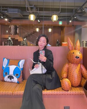 Luna Instagram - MCM x Yinka ilori for  Frieze Art  Fair 2023, Seoul Korea 🍋
@mcmkorea_official 

With 
@aracho216 💓
@jihye_salt 💓

Make up @blow_jiyoung 🎀
Hair @byunjihyunee 🍑

📸 @magazine__h