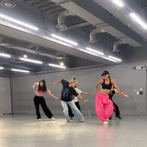 Luna Instagram - Choreo by @aracho216 💟
Song💿Jonas brothers_ ‘Do it like that’

“음악과 춤을 즐겨라”  아라언니의 수업을 들을때면 
항상 이 말을 가슴에 새기며 수업에 임한다. 

언니는 누구보다 힘들텐데 시작부터 끝까지 웃음을 잃지 않으며, 함께 하는 주변사람들에게 긍정적인 에너지를 주신다, 뿐만 아니라 음악과 춤을 즐길 수 있게 이끌어 주신다. 
수업을 매번 들을 때마다 느끼지만 정말 존경하고 감사드린다.
난 아직 많이 부족하지만 언니 덕분에 춤이 더 좋아지고 연습하고 싶어진다. 난 잘하고 싶은것보다 음악을 더 표현하고 싶고 깊게 알고싶다. 아라언니의 안무와 음악선정, 마인드 모두 사랑한다. 춤을 진심으로 사랑한다.  언니 이렇게 좋은 수업을 함께 할 수 있는 기회를 주셔서 고맙습니다 사랑합니다. @aracho216