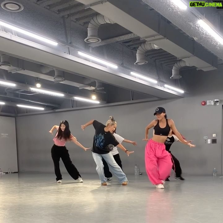 Luna - 3 Likes - Choreo by @aracho216 💟
Song💿Jonas brothers_ ‘Do it like that’
“음악과 춤을 즐겨라” 아라언니의 수업을 들을때면
항상 이 말을 가슴에 새기며 수업에 임한다.
언니는 누구보다 힘들텐데 시작부터 끝까지 웃음을 잃지 않으며, 함께 하는 주변사람들에게 긍정적인 에너지를 주신다, 뿐만 아니라 음악과 춤을 즐길 수 있게 이끌어 주신다.
수업을 매번 들을 때마다 느끼지만 정말 존경하고 감사드린다.
난 아직 많이 부족하지만 언니 덕분에 춤이 더 좋아지고 연습하고 싶어진다. 난 잘하고 싶은것보다 음악을 더 표현하고 싶고 깊게 알고싶다. 아라언니의 안무와 음악선정, 마인드 모두 사랑한다. 춤을 진심으로 사랑한다. 언니 이렇게 좋은 수업을 함께 할 수 있는 기회를 주셔서 고맙습니다 사랑합니다. @aracho216
