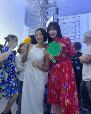 Luna Instagram - 존경하고 사랑하고 완전 팬인 저의 영원한 디바 선아언니를 만났습니다. 곧 언니가 하시는 공연 보러갈꾸에요 끼아아 행복한 밤입니다.. 설레서 잠못자요 저🥰😆💿 

#뮤지컬멤피스 에서 #펠리샤 로 무대를 빛내고 계신  최고의 디바 선아언니 공연 얼른 보러갈게요!! @summer.jeong 💓💓💓