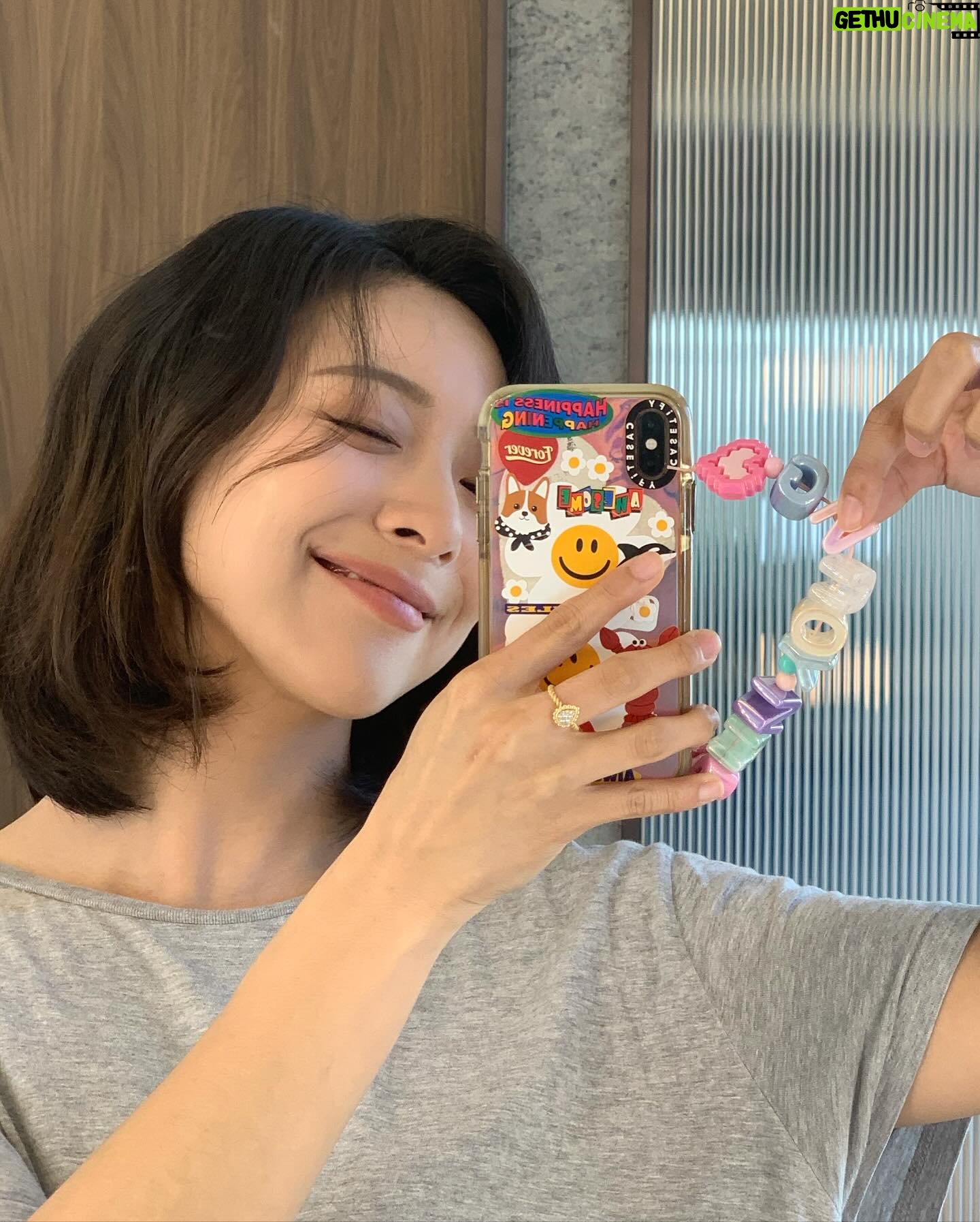 Luna Instagram - 잘지내구있죠 모듀들?❤️ 오늘도 고생많았어요 칭찬 100만번!!❤️❤️❤️ 저는 연극 열심히 준비 하구있어요!! 너무 고된 작업이지만, 끈임없이 찾아가는 제 모습이 참 좋고 고통스럽지만 즐거운 작업이라 요즘 하루하루 감사함을 느끼며 살고 있어요. 공연 기다려주시는 우리 미유와 팬분들 정말 사랑하고 사랑합니다. 고마워요 곧 만나요 우리.💜 @i_seensee