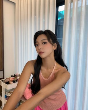 Luna Instagram - 생일 공연 준비로 아침 일찍부터 함께 움직여 주신 아버지. 그리고 나보다 나를 더 잘 아는 우리 언니, 엄마, 표현은 잘 안해도 내 생각 찐 많이 해주는 울오빠, 말로 표현 못할 정도로 존경하고 사랑하는 할무니, 정성스레 그림 그려준 우리 딸기.. 언제나 한걸음에 달려와주시는 큰이모 막내이모, 사랑하는 이모부, 생일 기억해주시고 챙겨주신 지인분들, 멀리까지 한걸음에 달려와주신 우리 팬분들.. 제가 어찌 보답해야 할까요.? 정말 고맙습니다 살면서 다 값을게요 헤헤 좋은 주말 보내세요 다시 한번 더 고맙습니다. 행복하게 잘 살게요💟

그리고 공연을 위해 예쁘게 메이크업 해주신 지영언니 @blow_jiyoung 
항상 감사드려요 ㅠㅜ 언니 덕분에 자신감 뿜뿜으로 공연해쪄요💖

생일 선물 사딘 보내준 현명오빠 사진 증맬루 멋쪄요!! 

햄볶하게 음악하며 춤추며 살게요!