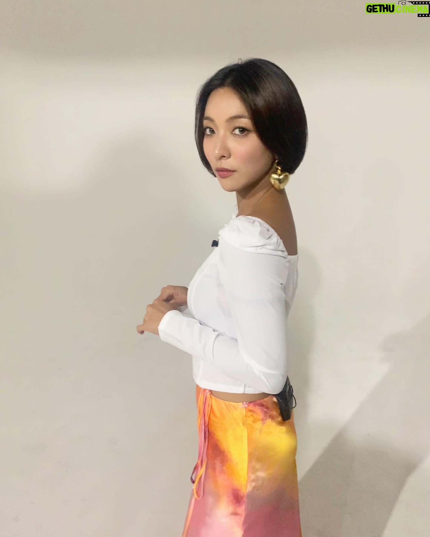 Luna - 3 Likes - 💓
Make up_ @blow_jiyoung ✨
Hair _ @blow_sunee ✨
Stylist_ 찌향띠✨
📷 @chisoonpark