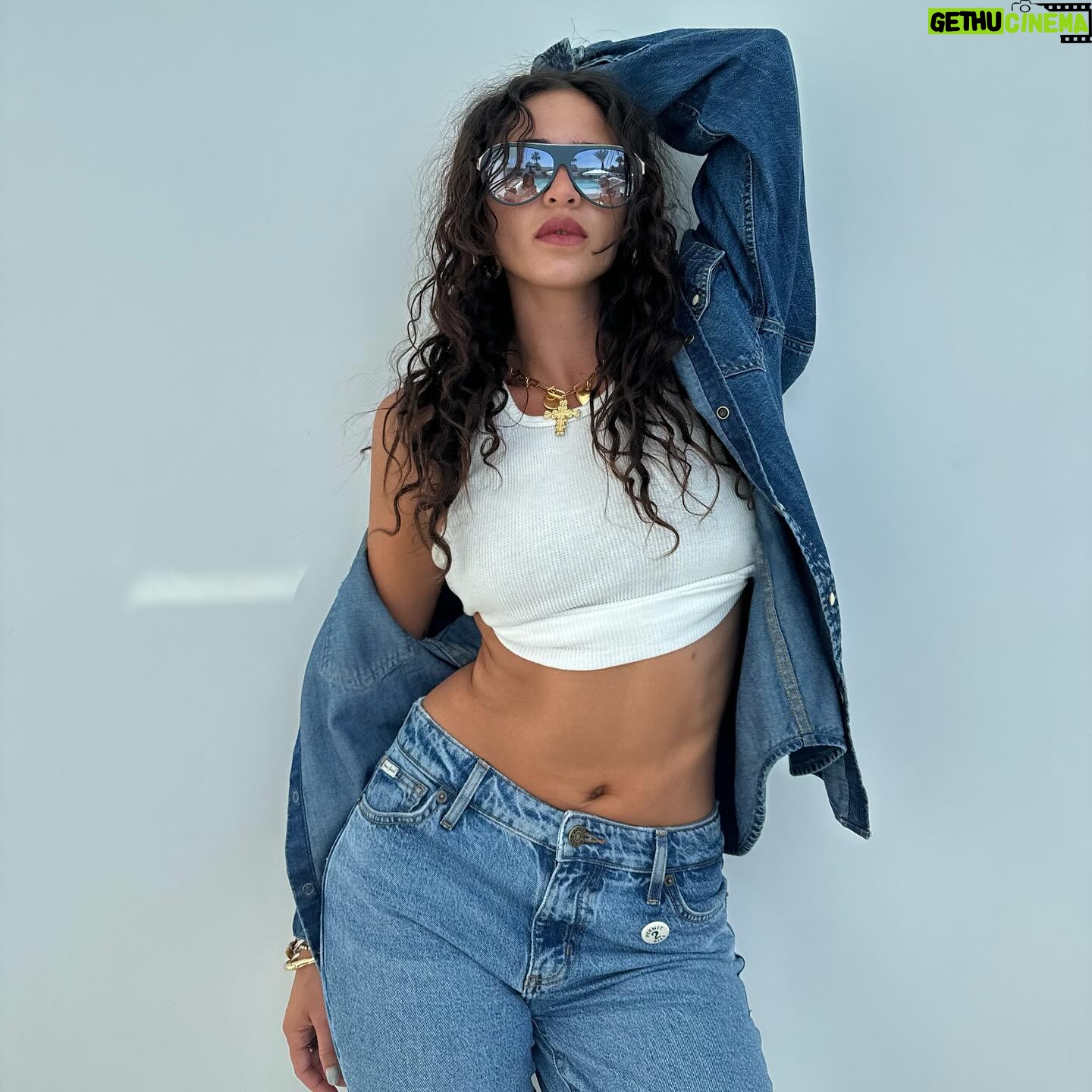 Luna Blaise - 25.7K Likes - guess what ? @guessjeans !
#GUESSJEANSCompound
