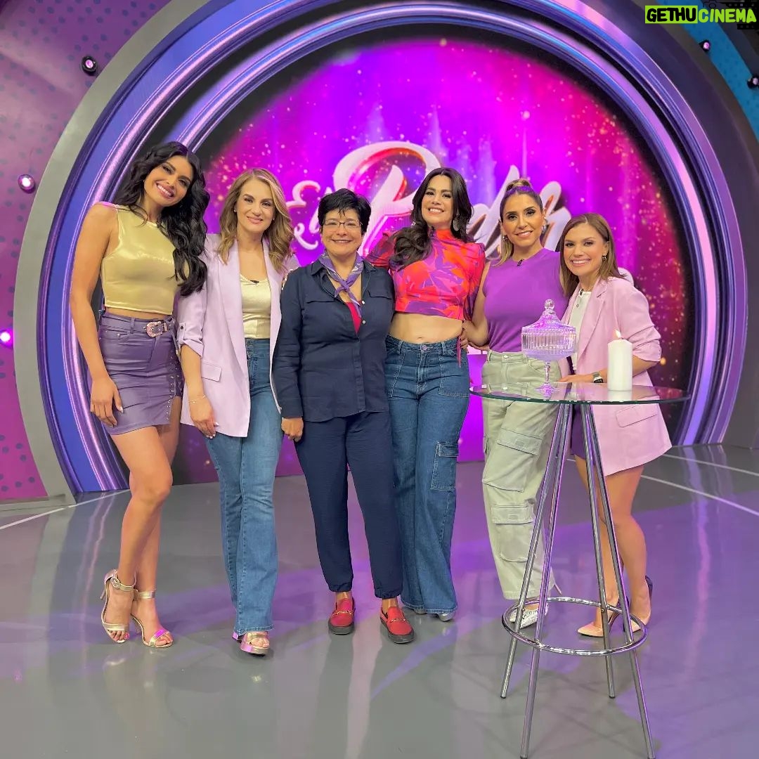 Luz Elena González Instagram - Ellas son inteligentes, trabajadoras, valientes, guerreras, triunfadoras. Las admiro y las quiero mucho. Gracias, gracias, gracias. 8M.