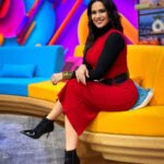 Luz Elena González Instagram – ¡Mira qué bella luce esta mañana nuestra querida conductora! @luzelenaglezz tiene una sonrisa que nos llena a todos de buena actitud. 🤩✨💃🏻🙌🏻 #VLA #ConEnergíaPara