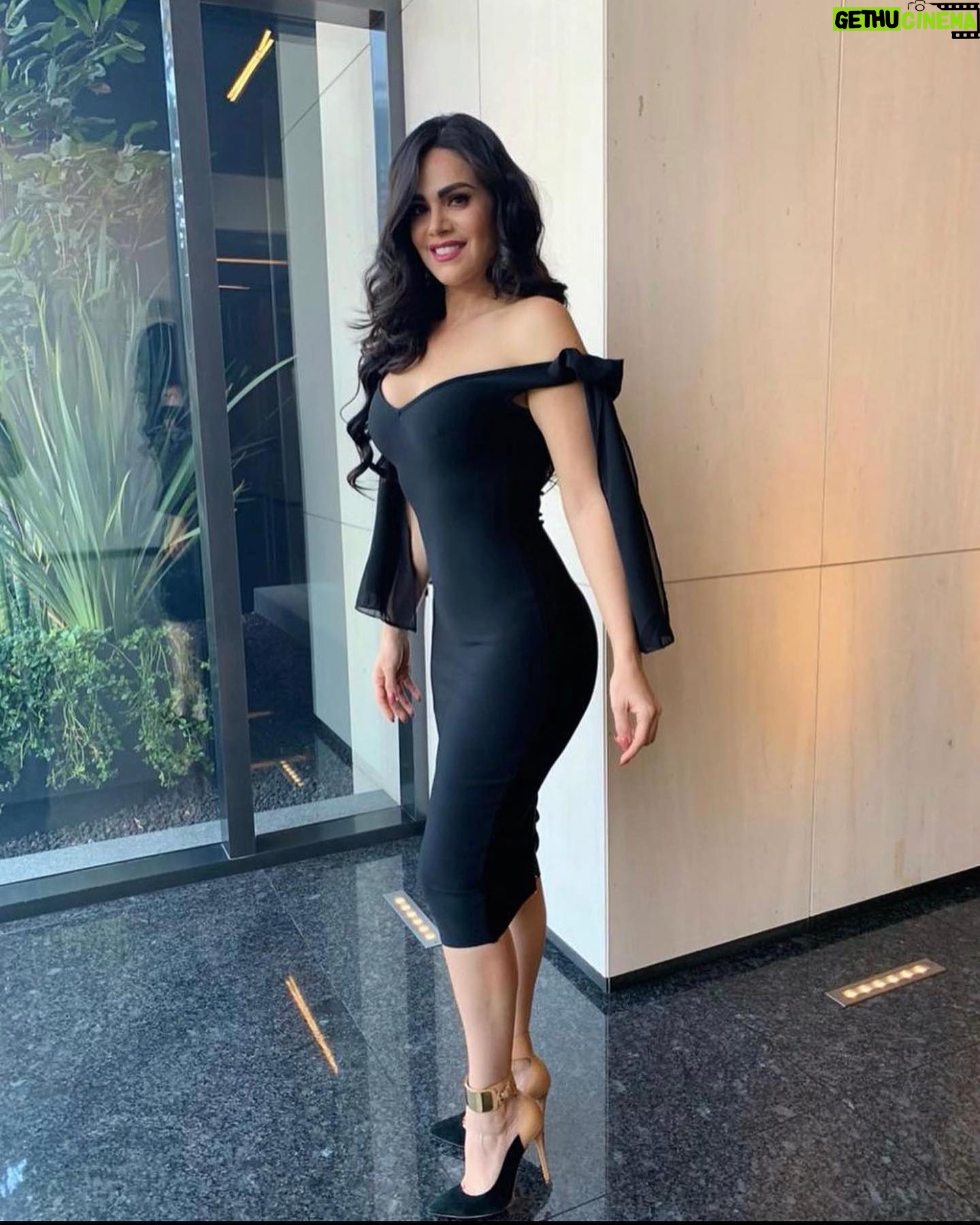 Luz Elena González Instagram - No se pierdan este 13 de febrero a las 5:00 PM #AmorEnElAire por @aztecauno estaré en comunicación con todos en cada post que comparta y que ustedes nos comportan en redes sociales. Un Reality lleno de amor 🥰