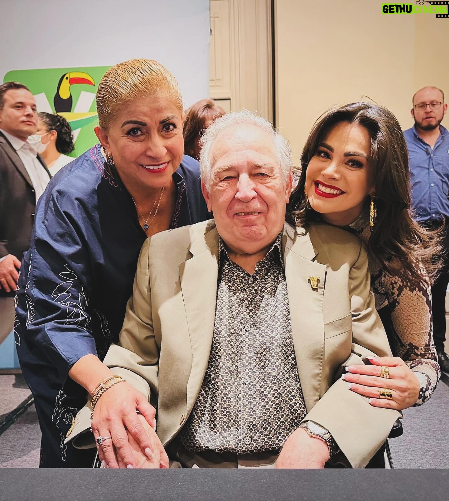 Luz Elena González Instagram - Gracias Dios por darme la fortuna de poner en el camino de mi vida a dos personas que la han transformado!!! @canelavill que mas que una amiga eres una madre para mi. Nunca me sueltas de la mano y estás al pendiente de todo lo que me pasa y de cómo estoy. Eres una gran maestra de vida pero sobre todo puro amor ♥️ te amoooooo con todo mi corazón!!! @victorgonzalez_dr.simi te admiro y te respeto pero sobre todo te quiero! Eres un ser humano único y de quien aprendo todos los días, un gran empresario y un hombre entregado al servicio social, nuestro país es mejor gracias a todo lo que has hecho en estos años, un gran ejemplo y muy merecidos los reconocimientos y nombramientos a los que te has hecho acreedor