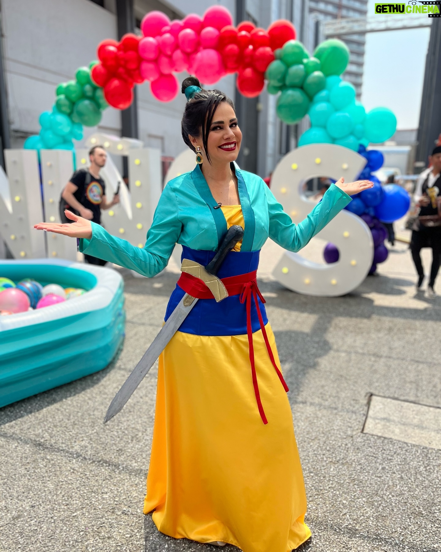 Luz Elena González Instagram - Feliz día del niño 🍬🧁🍭 @luzelenaglezz luce hermosa con su disfraz 🤩🥳🪔👘