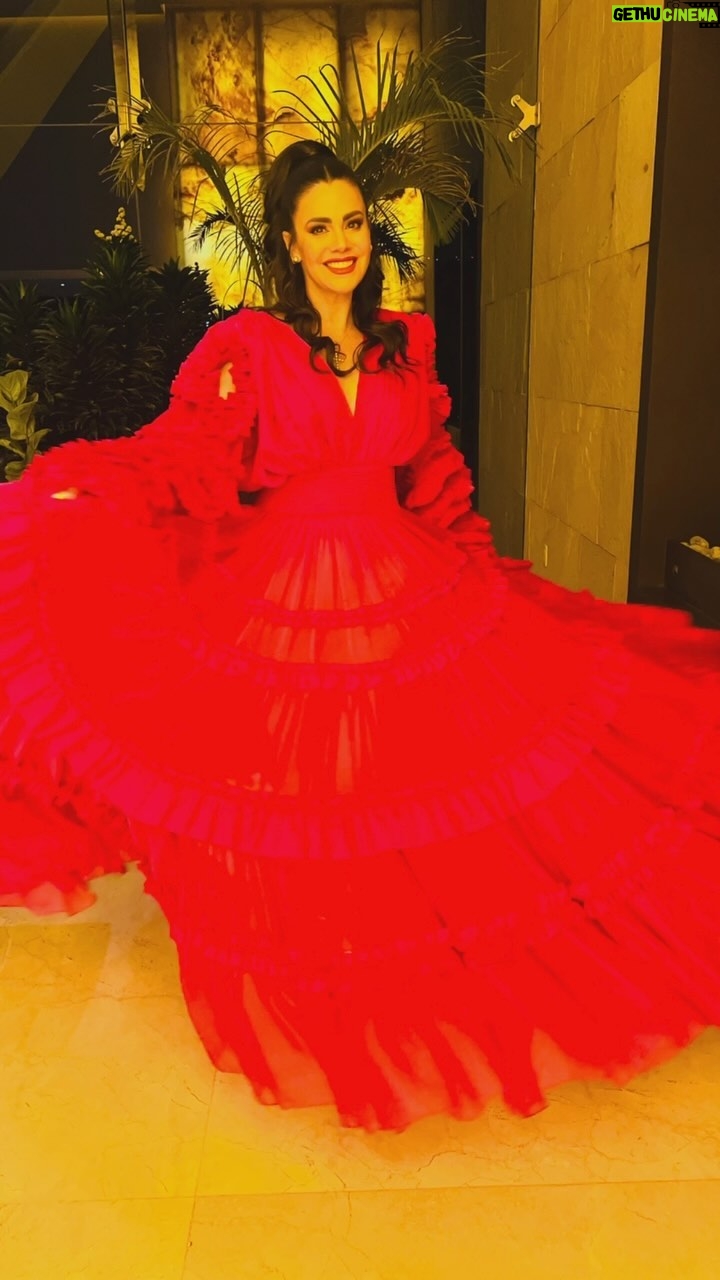Luz Elena González Instagram - Una noche llena de amor y alegría!!!! A tu lado mi amor todo es mejor, te amo ❤️ #Berni Una vida llena de bendiciones y alegrías, amo nuestros momentos juntos ❤️ Vestido @carlospinedamx Peinado @moonmakeupartistt Maquillaje by @luzelenaglezz