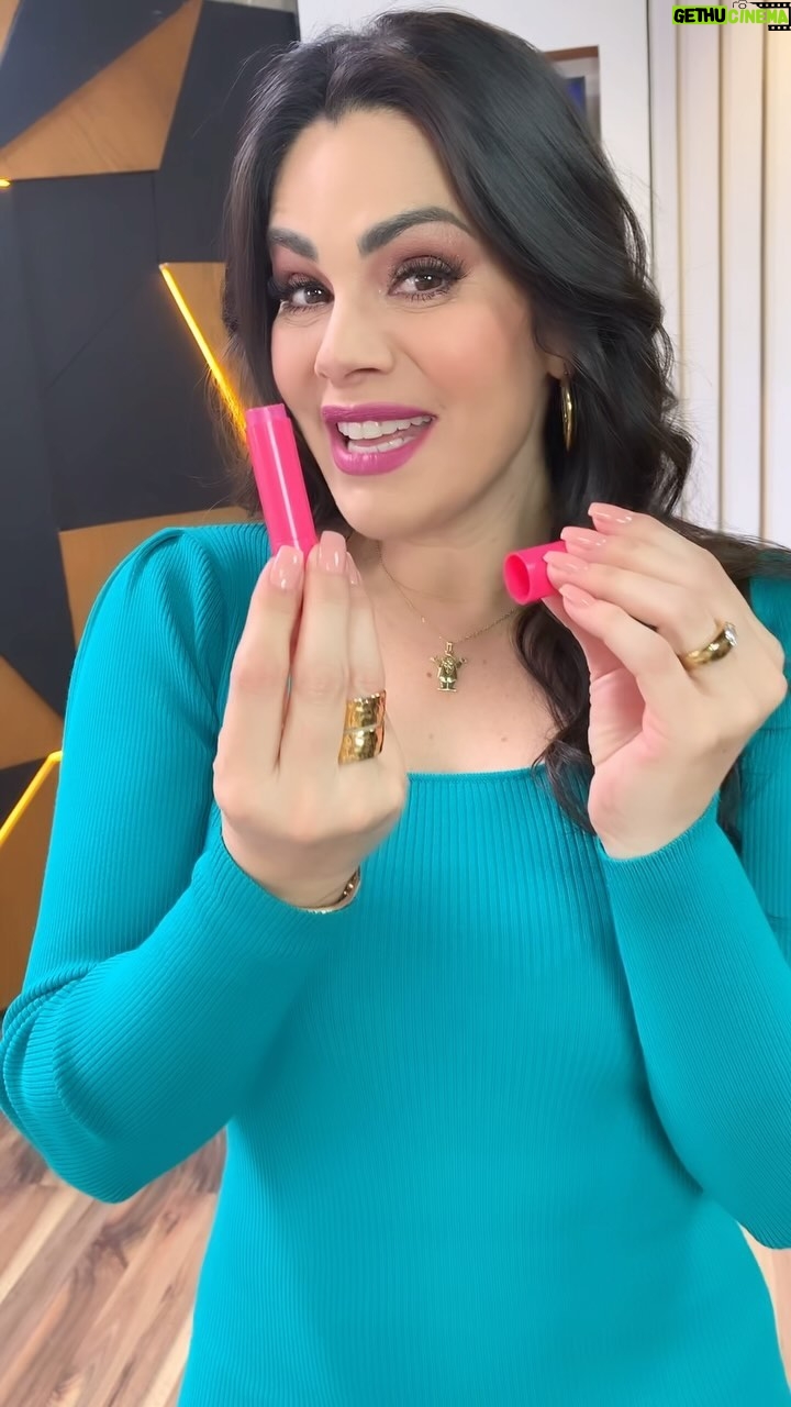 Luz Elena González Instagram - Me encanta este bálsamo 👄 por supuesto de Eternal Secret lo conseguí en farmacias similares 🥰