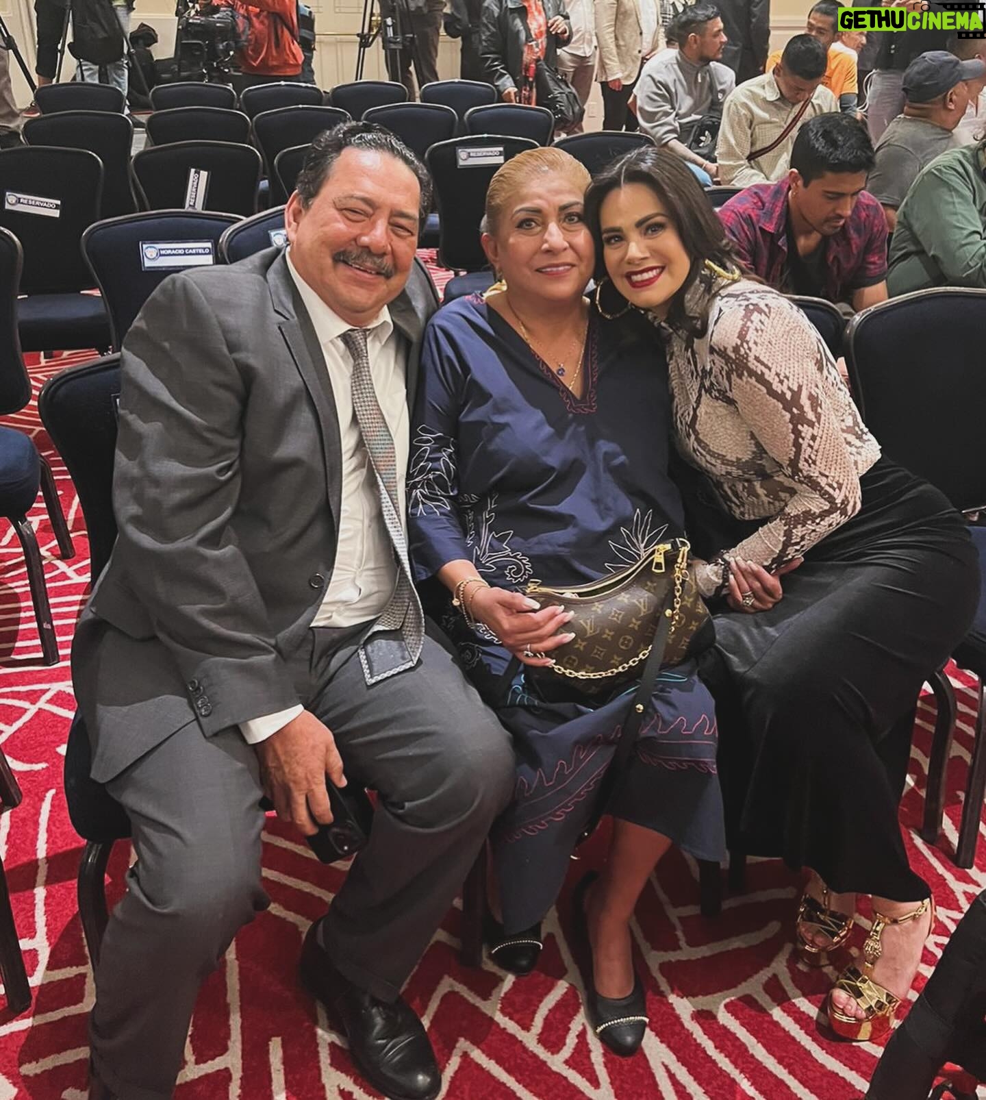 Luz Elena González Instagram - Gracias Dios por darme la fortuna de poner en el camino de mi vida a dos personas que la han transformado!!! @canelavill que mas que una amiga eres una madre para mi. Nunca me sueltas de la mano y estás al pendiente de todo lo que me pasa y de cómo estoy. Eres una gran maestra de vida pero sobre todo puro amor ♥️ te amoooooo con todo mi corazón!!! @victorgonzalez_dr.simi te admiro y te respeto pero sobre todo te quiero! Eres un ser humano único y de quien aprendo todos los días, un gran empresario y un hombre entregado al servicio social, nuestro país es mejor gracias a todo lo que has hecho en estos años, un gran ejemplo y muy merecidos los reconocimientos y nombramientos a los que te has hecho acreedor