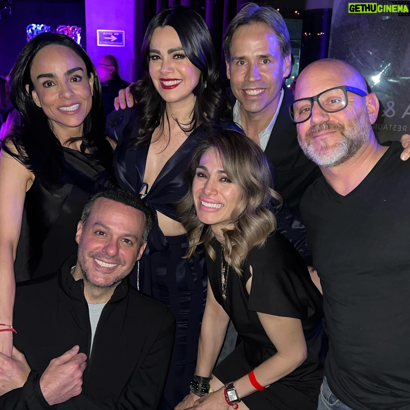 Luz Elena González Instagram - Que bonito es poder celebrar la vida de las personas que queremos!!! Pasa el tiempo y la vida nos sigue dando la oportunidad de seguir abrazándonos y compartiendo momentos inolvidables!!!!! Feliz cumpleaños mi querido @soyrodrigovidal espero que Dios te siga llenando de bendiciones y el amor, la salud y el dinero siempre estén presentes en tu VIDA ❤️🥳✨🎂🍾🎉🎁🎈te queremos @shoesignature @josejoeloficial #karlitaRuvalcaba #karlita