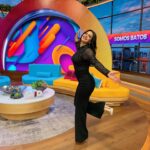 Luz Elena González Instagram – Un excelente y feliz inicio de semana familia hermosa!😍😍😍 desde el foro de @vengalaalegria ✨☺️ 
Outfit @dreamsfstudio