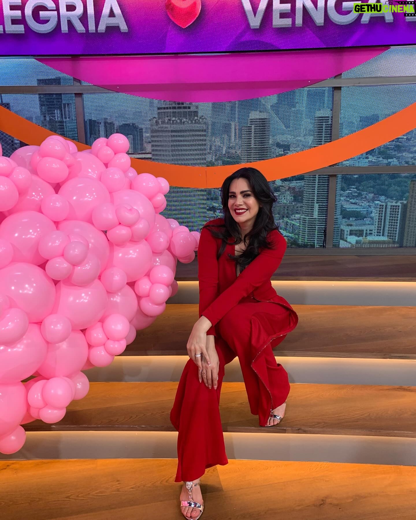 Luz Elena González Instagram - Seguimos disfrutando el amor 🥰con mi super outfit @dreamsfstudio
