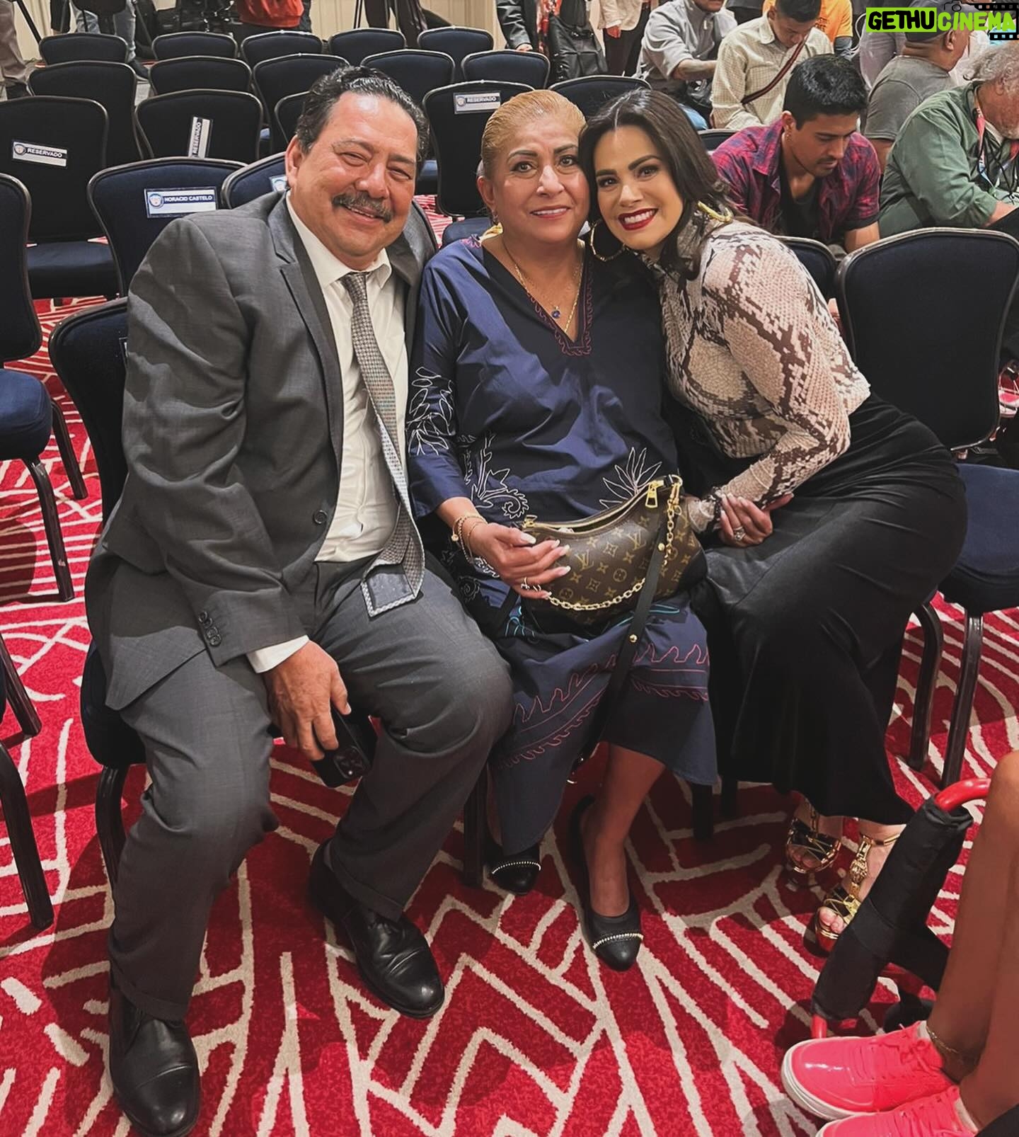 Luz Elena González Instagram - Gracias Dios por darme la fortuna de poner en el camino de mi vida a dos personas que la han transformado!!! @canelavill que mas que una amiga eres una madre para mi. Nunca me sueltas de la mano y estás al pendiente de todo lo que me pasa y de cómo estoy. Eres una gran maestra de vida pero sobre todo puro amor ♥️ te amoooooo con todo mi corazón!!! @victorgonzalez_dr.simi te admiro y te respeto pero sobre todo te quiero! Eres un ser humano único y de quien aprendo todos los días, un gran empresario y un hombre entregado al servicio social, nuestro país es mejor gracias a todo lo que has hecho en estos años, un gran ejemplo y muy merecidos los reconocimientos y nombramientos a los que te has hecho acreedor