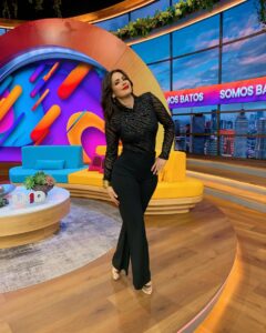 Luz Elena González Instagram - Un excelente y feliz inicio de semana familia hermosa!😍😍😍 desde el foro de @vengalaalegria ✨☺️ Outfit @dreamsfstudio