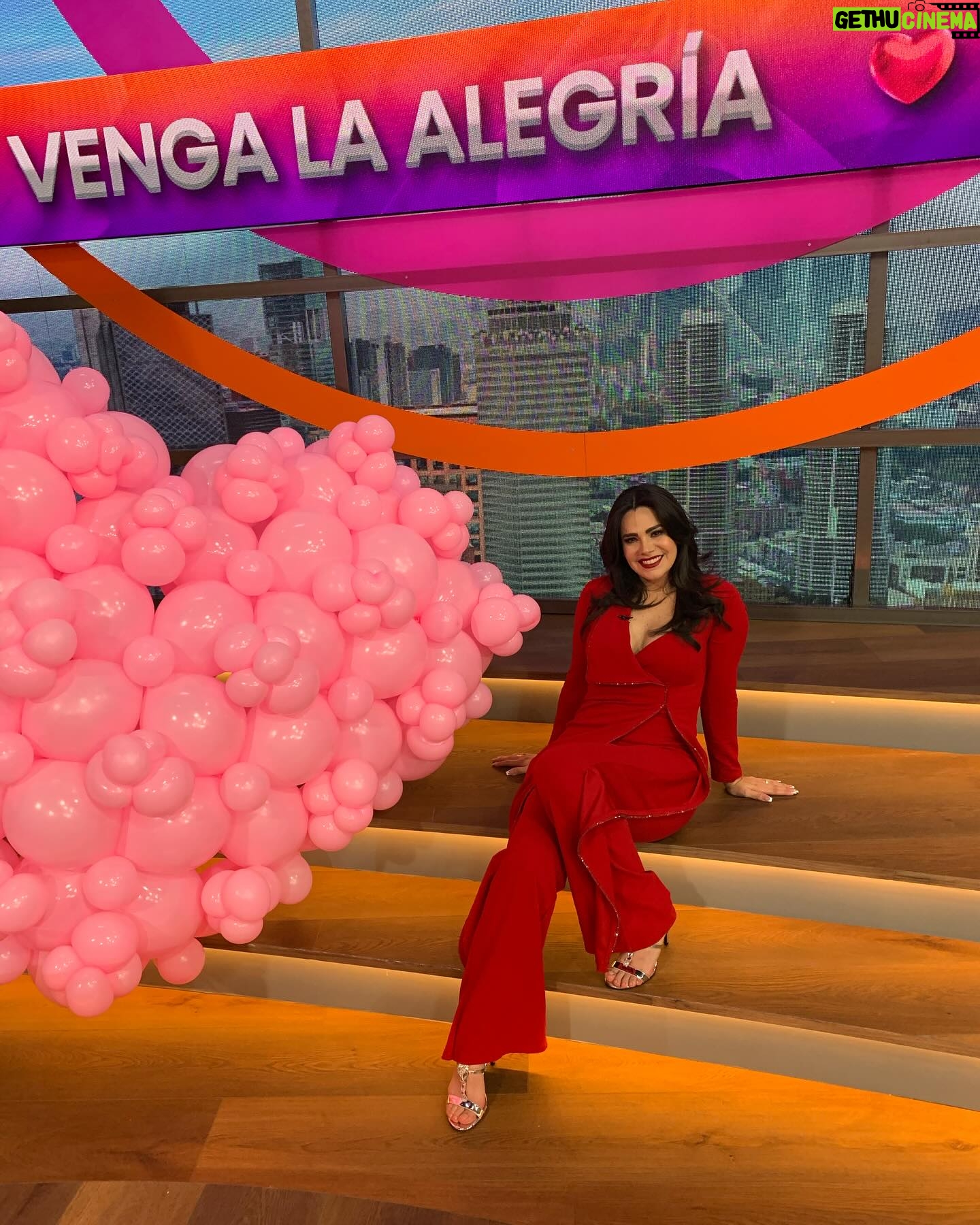 Luz Elena González Instagram - Seguimos disfrutando el amor 🥰con mi super outfit @dreamsfstudio