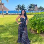 Luz Elena González Instagram – El agradecimiento es fundamental en mi vida para construir mi felicidad!!!! Si yo estoy bien todo mi alrededor cambia para bien 🙏🏼🙌🏼♥️ #happy #vacation #love #family #Santi #vuelele #hardrockrivieramaya 
@playabendita.swimwear 
@vueleletravel 
@hrhrivieramaya