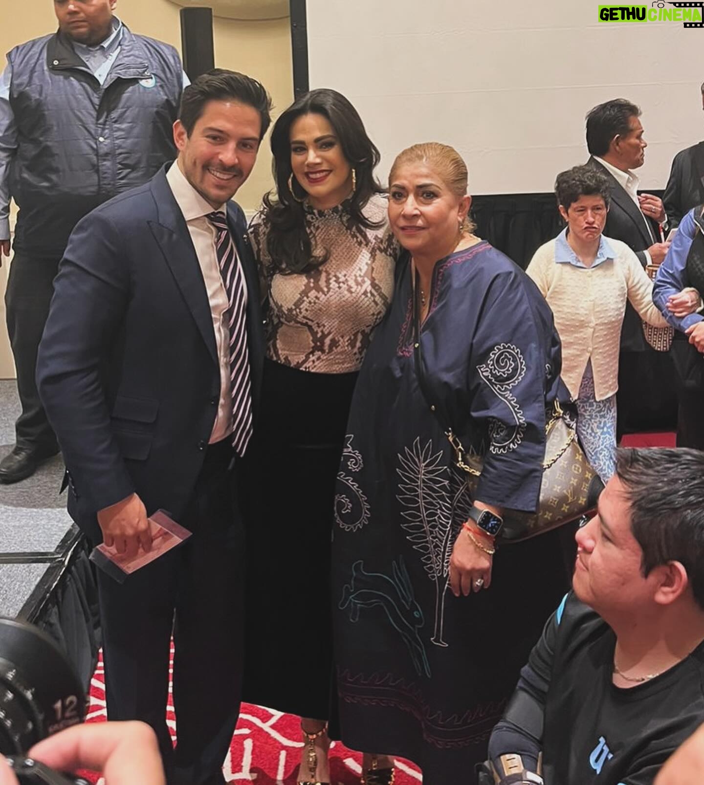 Luz Elena González Instagram - Gracias Dios por darme la fortuna de poner en el camino de mi vida a dos personas que la han transformado!!! @canelavill que mas que una amiga eres una madre para mi. Nunca me sueltas de la mano y estás al pendiente de todo lo que me pasa y de cómo estoy. Eres una gran maestra de vida pero sobre todo puro amor ♥️ te amoooooo con todo mi corazón!!! @victorgonzalez_dr.simi te admiro y te respeto pero sobre todo te quiero! Eres un ser humano único y de quien aprendo todos los días, un gran empresario y un hombre entregado al servicio social, nuestro país es mejor gracias a todo lo que has hecho en estos años, un gran ejemplo y muy merecidos los reconocimientos y nombramientos a los que te has hecho acreedor