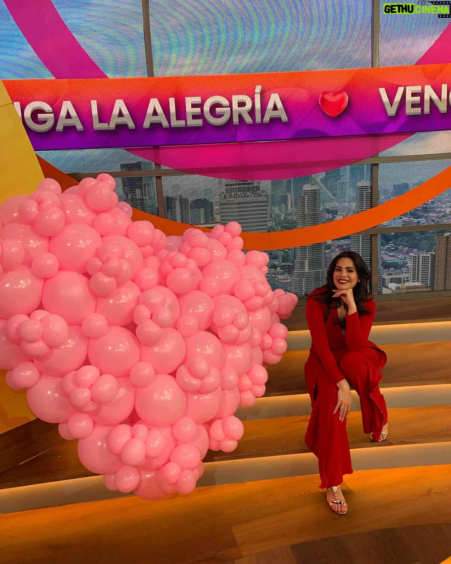 Luz Elena González Instagram - Seguimos disfrutando el amor 🥰con mi super outfit @dreamsfstudio