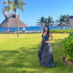 Luz Elena González Instagram - El agradecimiento es fundamental en mi vida para construir mi felicidad!!!! Si yo estoy bien todo mi alrededor cambia para bien 🙏🏼🙌🏼♥️ #happy #vacation #love #family #Santi #vuelele #hardrockrivieramaya @playabendita.swimwear @vueleletravel @hrhrivieramaya
