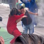 Luz Elena González Instagram - ¡El “Globo explosivo” se salió un poco de control” @luzelenaglezz dio el azotón. 😂💃🏻😱 #VLA #HayTamales