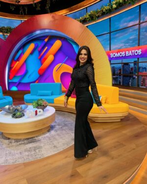 Luz Elena González Instagram - Un excelente y feliz inicio de semana familia hermosa!😍😍😍 desde el foro de @vengalaalegria ✨☺️ 
Outfit @dreamsfstudio