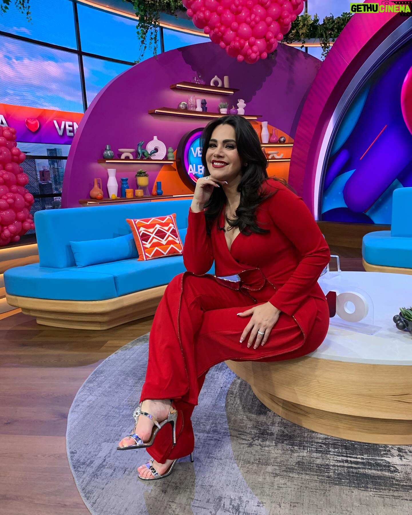 Luz Elena González Instagram - Seguimos disfrutando el amor 🥰con mi super outfit @dreamsfstudio