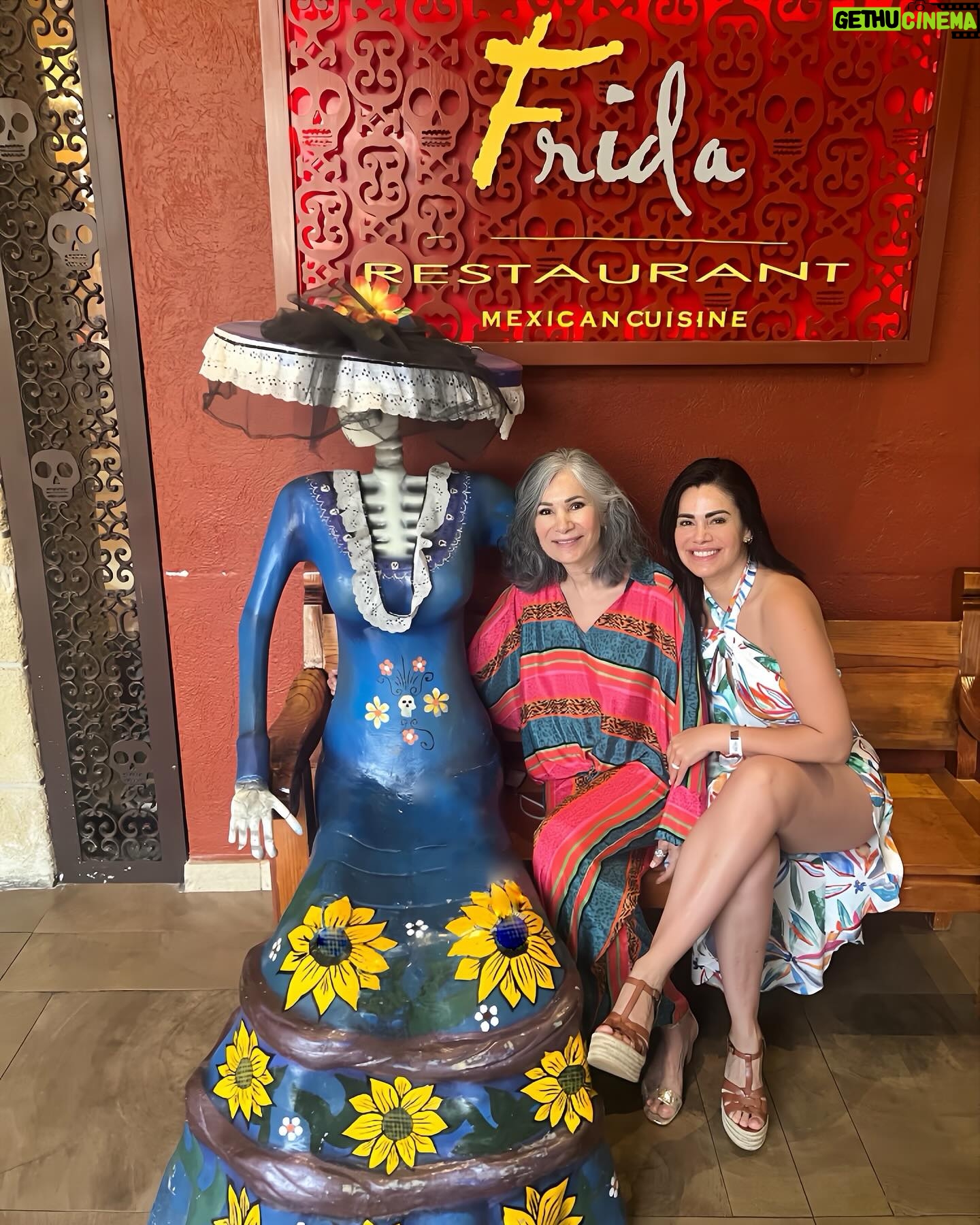 Luz Elena González Instagram - No podríamos estar más consentidos!!!!!! Estamos felices, Abu, Santi y yo disfrutándonos como nunca 💕💕💕💕 gracias DAVID😍 por todas tus atenciones❤️ gracias a @hrhrivieramaya el mejor hotel familiar 💃🏻💃🏻💃🏻💃🏻💃🏻💃🏻💃🏻 esto no hubiera sido posible sin la ayuda de mi agencia @vueleletravel que nos organizó todo por whats 😎 pero además puedes entrar a vuélele.com y organizar tus viajes de la forma más fácil y aprovechando promociones increíbles 😍😍😍😍