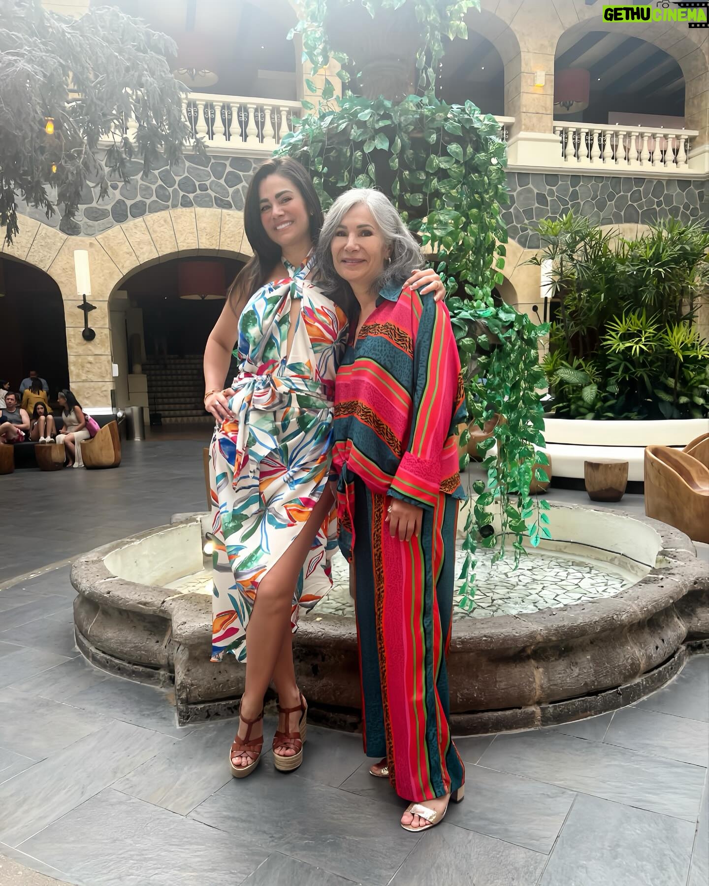 Luz Elena González Instagram - No podríamos estar más consentidos!!!!!! Estamos felices, Abu, Santi y yo disfrutándonos como nunca 💕💕💕💕 gracias DAVID😍 por todas tus atenciones❤️ gracias a @hrhrivieramaya el mejor hotel familiar 💃🏻💃🏻💃🏻💃🏻💃🏻💃🏻💃🏻 esto no hubiera sido posible sin la ayuda de mi agencia @vueleletravel que nos organizó todo por whats 😎 pero además puedes entrar a vuélele.com y organizar tus viajes de la forma más fácil y aprovechando promociones increíbles 😍😍😍😍