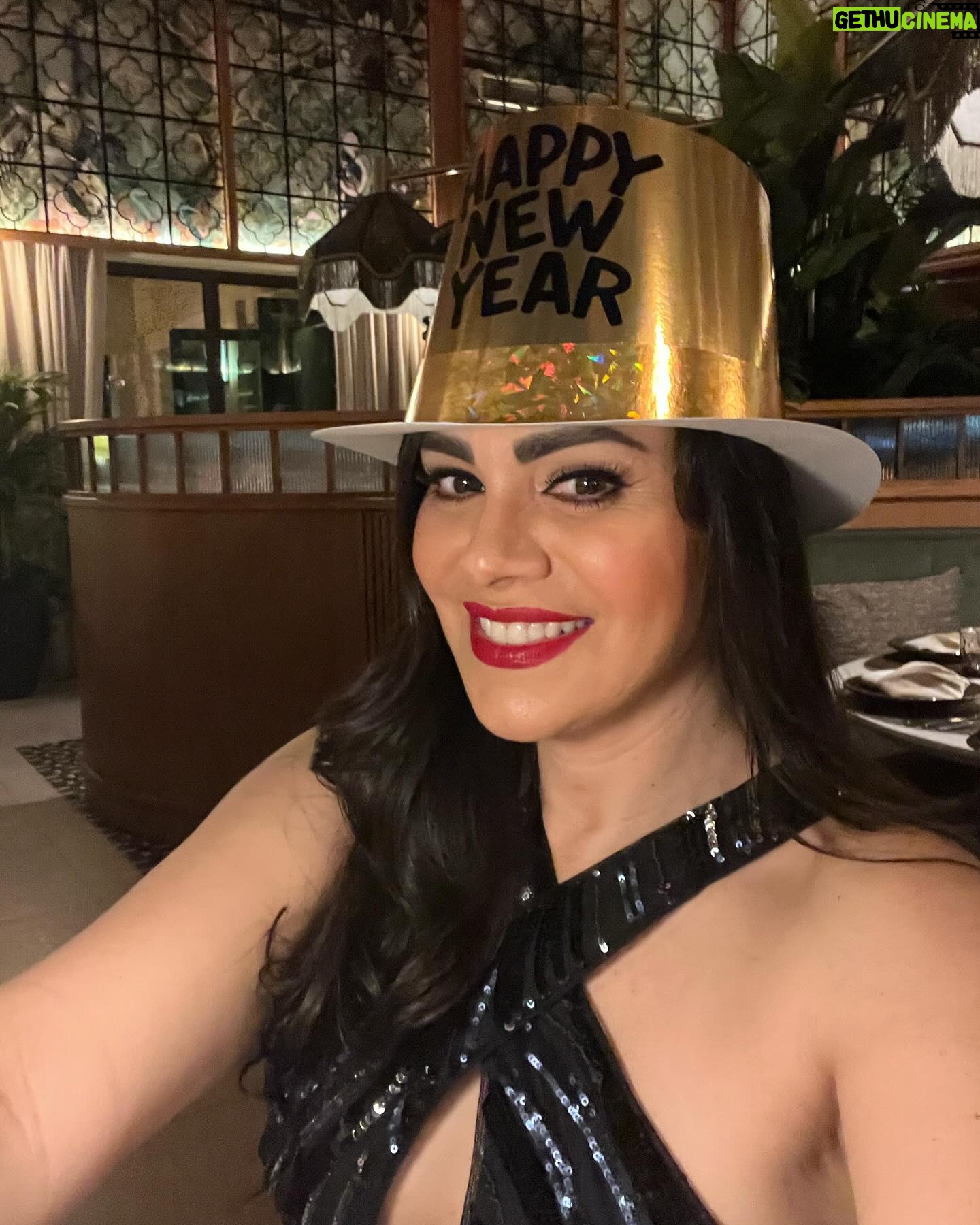 Luz Elena González Instagram - Gracias 2023 por todas las bendiciones que me diste!!!! Sueños cumplidos y mucha felicidad♥️♥️♥️♥️ 2024 te recibo llena de ilusión y a seguir disfrutando cada momento de mi vida con todas las personas que amooooooo mi hermosa familia ♥️♥️♥️♥️ que sea un gran año para todos ustedes mis amores 🍾🎉🎈🎊