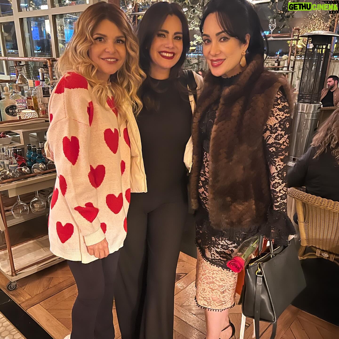Luz Elena GonzΓ‘lez Instagram - No pudo haber sido mejor tarde de 14 de febrero con amigas hermosas y con tanto amor!!!! Las quiero mis preciosa @itatic_oficial y #Zulema πππππππππππ