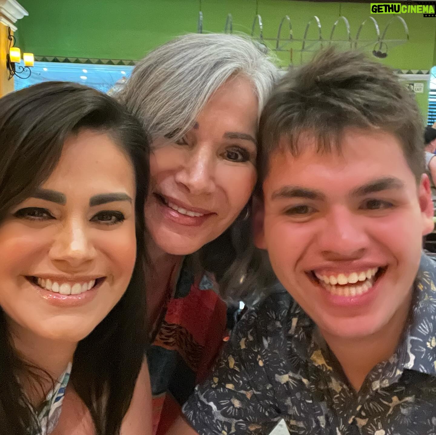 Luz Elena González Instagram - Estas risas no tienen precio!!!!!! Los amo con todo mi corazón ♥️ #mami #Santi #viaje #family #love #happy @vueleletravel @hrhrivieramaya