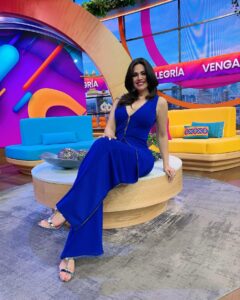Luz Elena González Instagram - Feliz mitad de semana ❤️✨ . Gracias por mi Outfit @dreamsfstudio que el día de ayer me preguntaron mucho de donde era 😍❤️✨