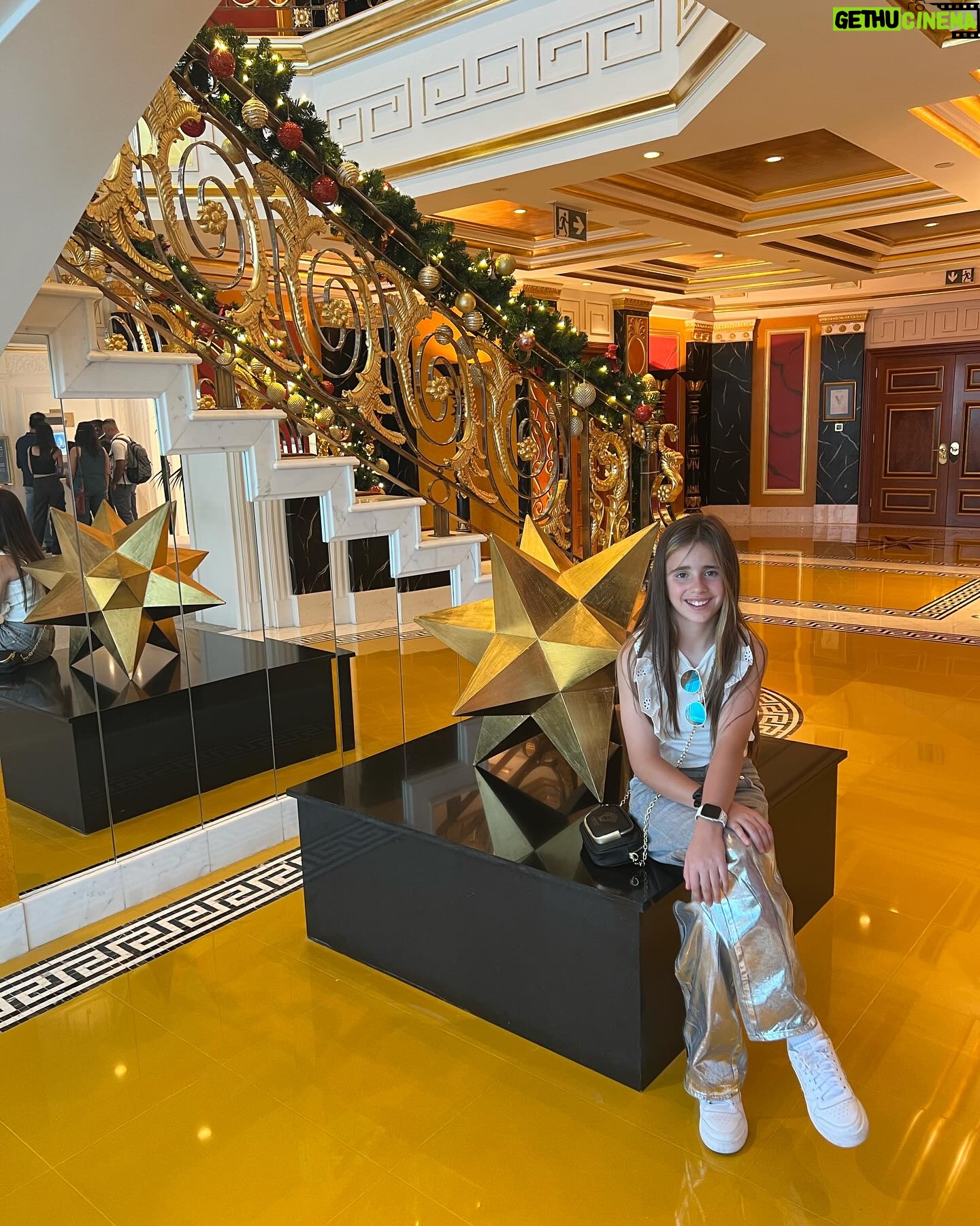 Luz Elena González Instagram - Los mejores viajes son en familia ❤️❤️❤️❤️!!!!! @burjalarab y Dias de amor 🐪🐪🐪🐪🐪🐪 #dubai #family #love #happy #vacation
