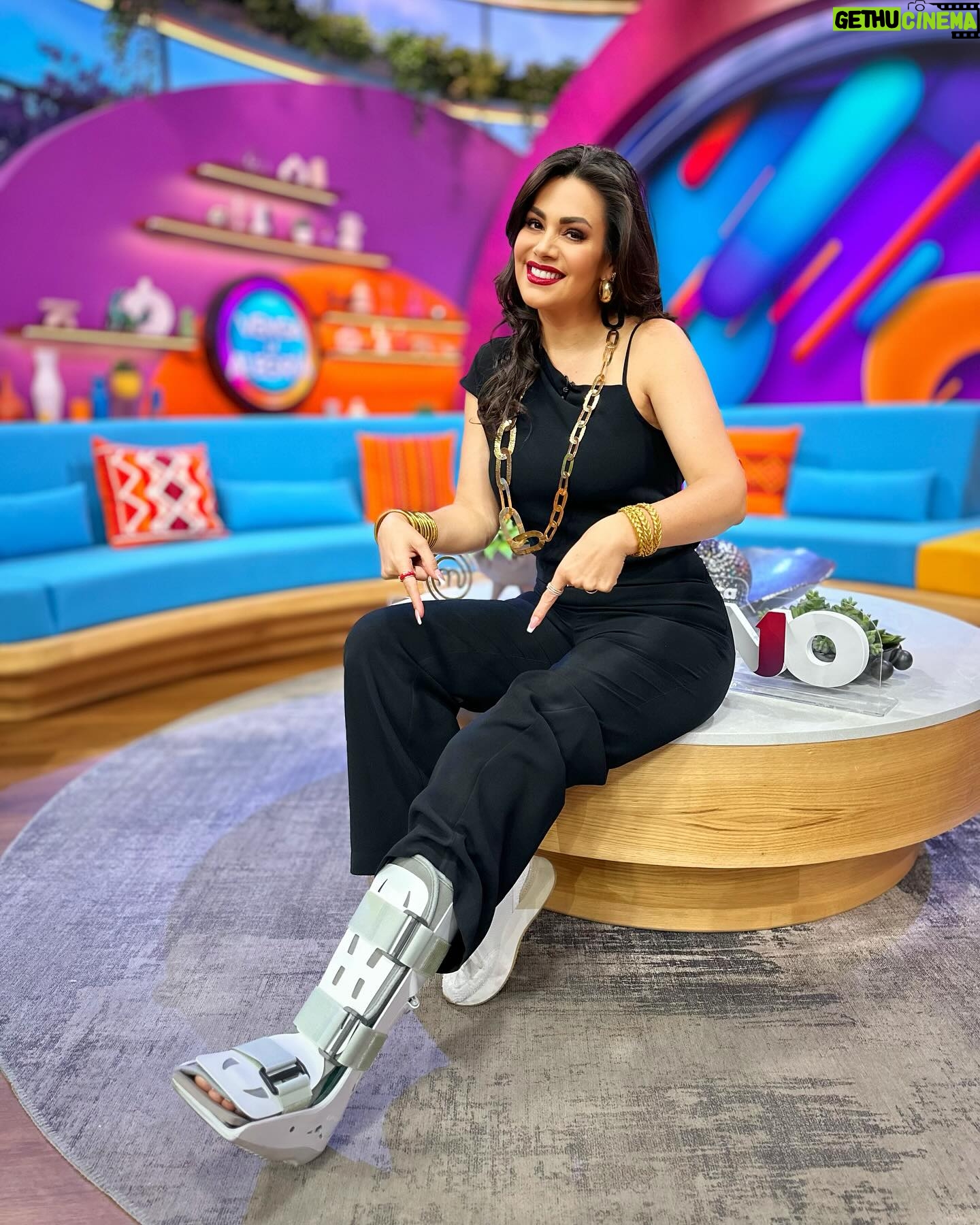Luz Elena González Instagram - Nuestra querida @luzelenaglezz sigue recuperándose de su piecito. ¡Aún así siempre tiene la mejor actitud en las mañanas! Acompáñala mañana a las 8:55 AM en #VLA. 🤩✨💃🏻