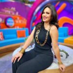 Luz Elena González Instagram – Nuestra querida @luzelenaglezz sigue recuperándose de su piecito. ¡Aún así siempre tiene la mejor actitud en las mañanas! Acompáñala mañana a las 8:55 AM en #VLA. 🤩✨💃🏻