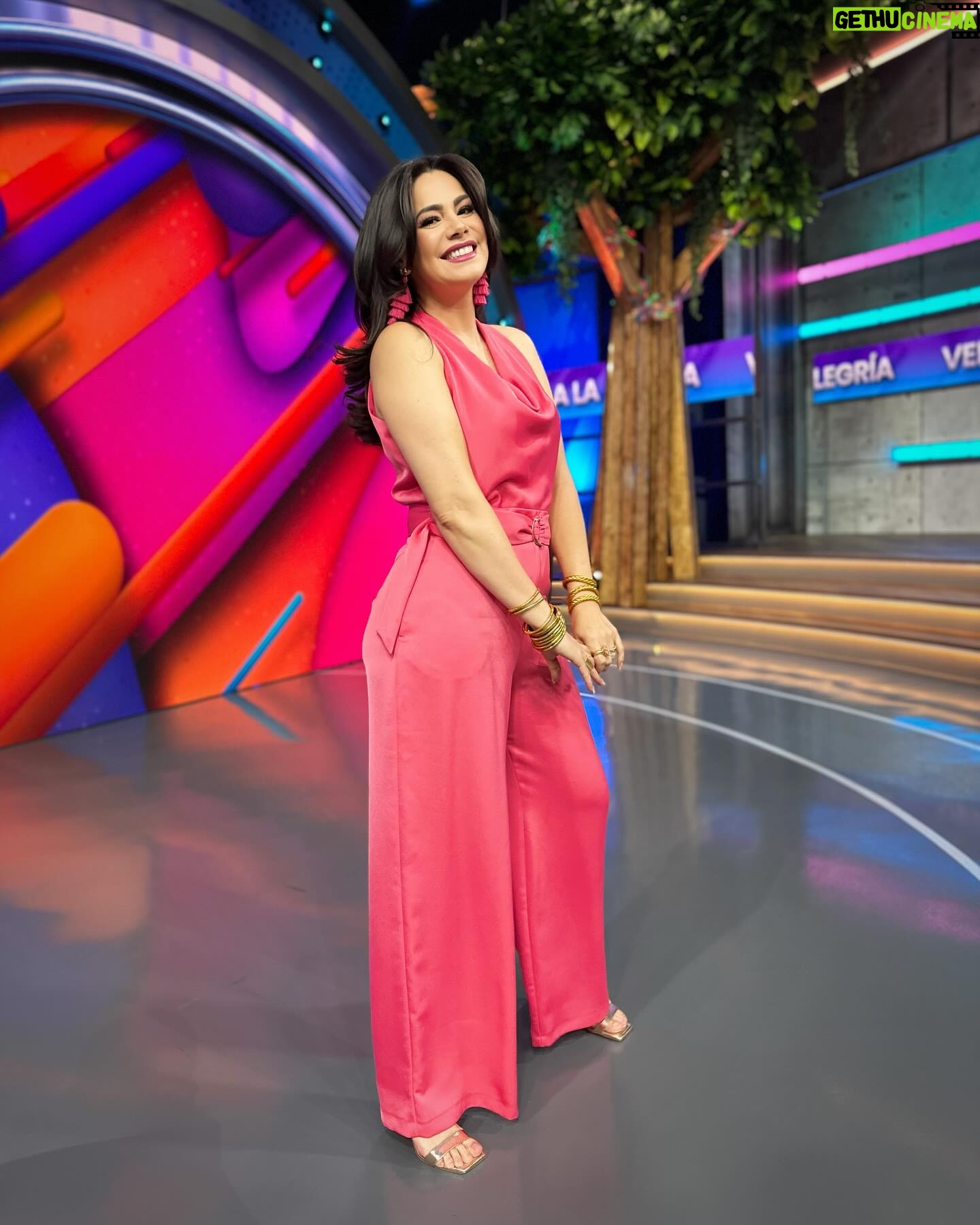 Luz Elena González Instagram - ¡Ten una noche increíble! Y recuerda que mañana tenemos una cita a las 8:55 AM en #VLA. 🤩✨💃🏻🙌🏻