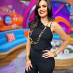 Luz Elena González Instagram - Nuestra querida @luzelenaglezz sigue recuperándose de su piecito. ¡Aún así siempre tiene la mejor actitud en las mañanas! Acompáñala mañana a las 8:55 AM en #VLA. 🤩✨💃🏻