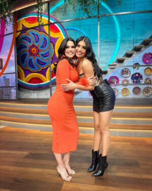Luz Elena González Instagram - ¡Sigue disfrutando de tu mañana en compañía de las guapísimas @luzelenaglezz y @kristalsilva_! 🤩✨💃🏻 Estamos al aire por @aztecauno en #VLA.