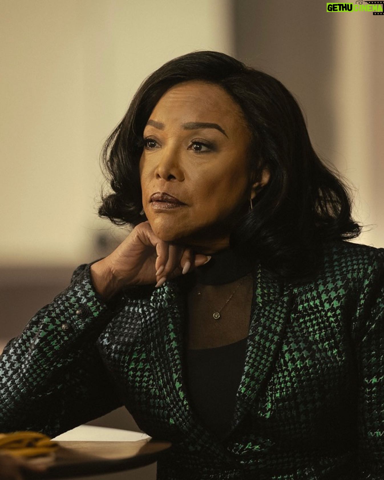 Lynn Whitfield Instagram - Pondering what to do next. 😘💗💗💗 @shothechi