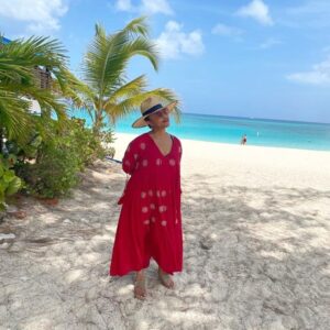 Lynn Whitfield Instagram - Blessed when work takes you to beautiful places! ☀️ #TheRetirementPlan

I’m having so much fun @visitCaymanIslands getting to know the culture and meeting so many interesting people that call it home. 🏝