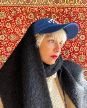 Lyubov Aksyonova Instagram - Всем привет!

Я благополучно вернулась в Россию из Индии. Это значит, что мы с вами стали ближе друг к другу.

Сегодня вроде как можно загадывать желания…  одно у меня точно есть. 

Вы являетесь участниками моего желания ( считайте, что это может быть подарком ). Давайте стараться больше выражать любви, понимания, сочувствия, терпения и доброты к себе и другим людям. Везде: в комментариях, при телефонных разговорах, на службе, на отдыхе, с прохожими на улице или с родными дома. Давайте учиться делать это просто так, просто потому что мы можем. От себя, искренне, без  ожиданий реакции в ответ. Столько, сколько сможете: пару часов, только сегодня, неделю или может быть больше. Если вдруг не будет получаться, ничего страшного, главное, не переставайте стараться, пожалуйста!

Кажется, это единственный способ что-то действительно изменить.

P.S. Эти строки прочитают тысячи других людей. Да, они по разному отразятся в восприятии, и каждое из этих отражений неразрывно связаны между собой.

Мы все об одном, мы все в одном.