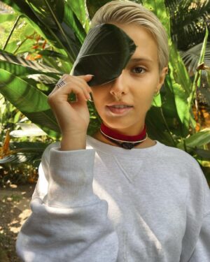 Lyubov Aksyonova Instagram - Хочу сегодня поделиться тем, как это важно - идти к своей цели небольшими шагами, помня при этом о положительных эмоциях.

Можно сразу и по полной погрузиться в тему? Можно! Но подходит ли это вам? 
Начать делать что-либо гораздо проще постепенно. Три минуты в день звучит гораздо легче, чем тридцать три, согласитесь? Это же касается и сортировки. Например, можно начать выделять только один тип пластика от общей массы отходов и спустя время, как привыкнете, добавить коробку под бумагу. Потом, как это войдёт в привычку, выделить место под стекло и так далее.
И вот, начав с малого, постепенно вы сделаете где-нибудь на балконе небольшой уголок для вторсырья. 

По мере изменений важно радоваться! Радоваться тому, что начал, тому, что сегодня вспомнил про многоразовый стаканчик, тому, что обнаружил, что пластиковые бутылки проще хранить смятыми. А завтра ещё и мешок для покупок возьму в магазин, обойдусь без пакета, супер! 

Изучать и соблюдать правила и тонкости по чуть-чуть - гораздо проще и веселее. Делайте так, как вам комфортно. Старайтесь без переусердствий и не требуйте от окружающих резких изменений. Важно, чтобы не было насилия.

Мы и дальше с @sfera_lesa продолжим делиться с вами своими идеями и переживаниями. 
Аккуратно, по чуть-чуть:)