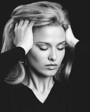 Lyubov Aksyonova Instagram - Сегодня родилась одна из самых величайших актрис современности - бесподобная Мэрил Стрип.

Каждая ее роль наполнена жизнью, каждая сделана по-особенному. С первых кадров уже становится очевидно, что перед тобой новая, не известная тебе до этого героиня, просто похожая внешне на актрису. Подобный уровень мастерства бьет в самое сердце так сильно, что мозг отчаянно  пытается понять: «Как она это делает?».

Когда знакомишься с её личностью ближе - через интервью, в глаза бросается очевидный факт: Мэрил Стрип - человек с очень высоким уровнем сострадания. Именно на сострадании и сочувствии ей удается так виртуозно выстраивать свои роли. Она проникается и проживает судьбы  персонажей и героинь (она даже называет их -«души») так же искренне, как и живет свою жизнь. 

Может, таким образом ей удаётся проникнуться и поверить в персонажей так сильно, что у нас не остаётся выбора, кроме как поверить вместе с ней.

#12любличностей 

Фотограф: @rukhlov.zhenya
Ассистент фотографа: @kosolapov.pro
Арт-директор / стиль: @aleksandra.georgie
Стилист:⁣⁣ @anastasiabocharova⠀
Make up Artist : @nora_ivanova
Стилист по волосам: @tretiakova_muah
Фея:⁣⁣ @olga_nazaruk
Тайный помошник из пандариума: @73alexanders 
Серый кардиган:⁣⁣ @theman.unknown